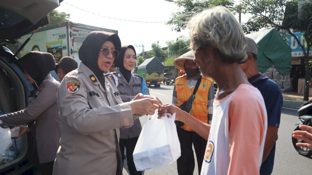 Jalin Silaturahmi, Polwan Polresta Magelang Turun ke Jalan Bagi Takjil