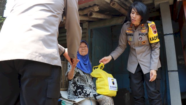 Rela Jalan Kaki, Kapolres AKBP Yolanda Sambangi Warga Rejowinangun Utara dan Kemirirejo Sambil Bagi Sembako