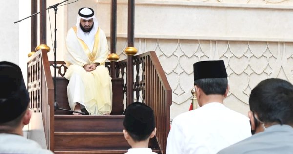 Nikmati Akhir Pekan, Jokowi Ajak Cucu Shalat Jumat Berjemaah