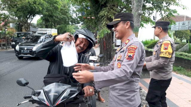 Polsek Muntilan Bagi Takjil, Warga : Asyik..! Bisa Buka Puasa Gratis