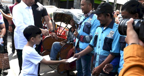 Akhir Pekan, Presiden dan Ibu Iriana Bagikan Bantuan untuk Pedagang dan Masyarakat