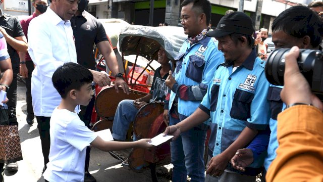 Akhir Pekan, Presiden dan Ibu Iriana Bagikan Bantuan untuk Pedagang dan Masyarakat