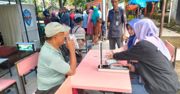 Pembagian Sembako untuk Jukir Dirangkaikan Pemeriksaan Kesehatan