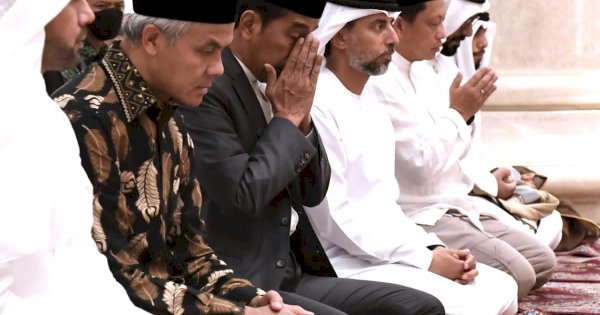 Presiden Jokowi dan Ganjar Pranowo Salat Tarawih di Masjid Raya Sheikh Zayed