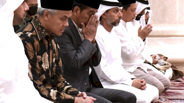 Presiden Jokowi dan Ganjar Pranowo Salat Tarawih di Masjid Raya Sheikh Zayed