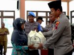 Sapa Warga Sore-sore, Kapolresta Kombes Pol Ruruh Wicaksono Sambil Bagi Sembako
