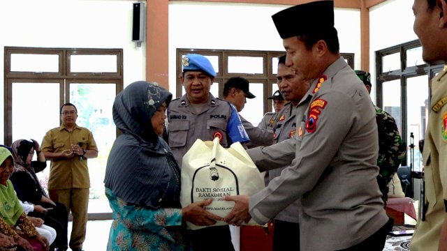 Sapa Warga Sore-sore, Kapolresta Kombes Pol Ruruh Wicaksono Sambil Bagi Sembako