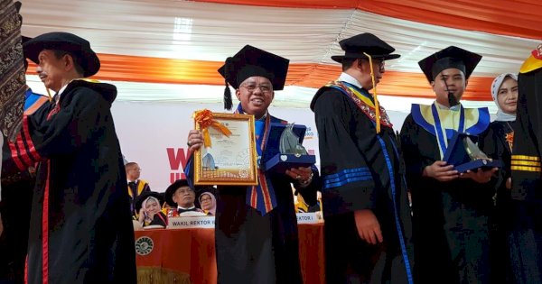 Wakil Ketua DPRD Tual Ali Mardana Raih Wisudawan Terbaik di UNM