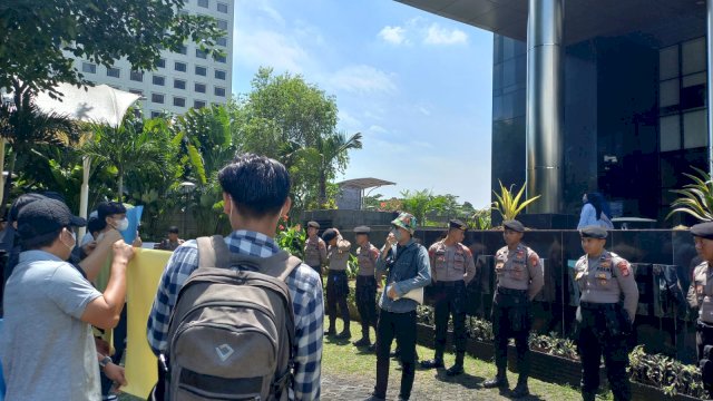 Usut Tuntas Keganjilan di BPJS Ketenagakerjaan, Puluhan Mahasiswa Gelar Aksi di Depan Gedung KPK
