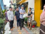 Perumda Parkir Kembali Berbagi Paket Lebaran di Lorong