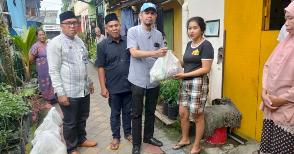 Perumda Parkir Kembali Berbagi Paket Lebaran di Lorong