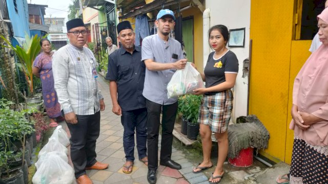 Perumda Parkir Kembali Berbagi Paket Lebaran di Lorong