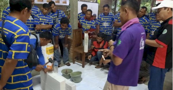 Tim Pengabdian Masyarakat UMY Beri Pelatihan Pemasangan Bata Ringan ke Puluhan Tukang