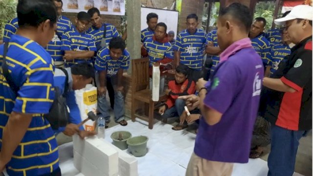 Tim Pengabdian Masyarakat UMY Beri Pelatihan Pemasangan Bata Ringan ke Puluhan Tukang