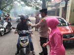 Penuh Semangat dan Humanis, Jajaran Polsek Tamalatea Bagi Takjil ke Jalan