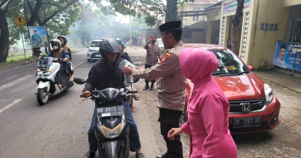 Penuh Semangat dan Humanis, Jajaran Polsek Tamalatea Bagi Takjil ke Jalan