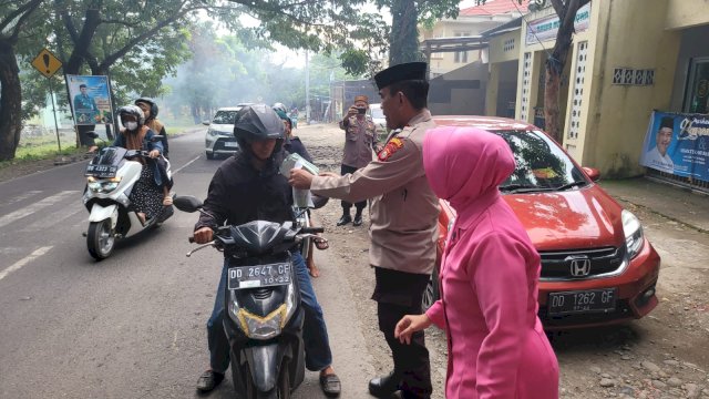 Penuh Semangat dan Humanis, Jajaran Polsek Tamalatea Bagi Takjil ke Jalan