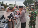 Polsek Ngluwar dan Koramil 18 Sinergi Turun ke Jalan Bagi Takjil