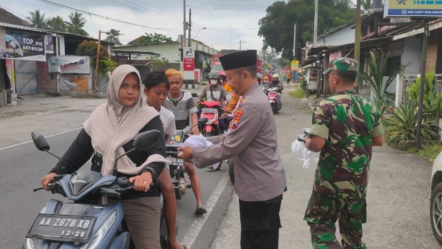 Polsek Ngluwar dan Koramil 18 Sinergi Turun ke Jalan Bagi Takjil