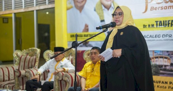 Ramadan Peduli Golkar Parepare, Erna Rasyid Taufan Berbagi Paket Sembako