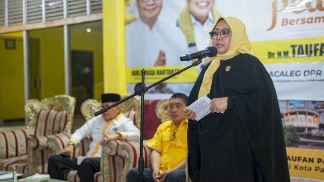 Ramadan Peduli Golkar Parepare, Erna Rasyid Taufan Berbagi Paket Sembako