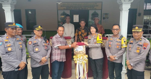 Seorang Polwan Berpangkat AKBP di Kota Magelang Donasikan Karpet Sajadah di Masjid dan Mushola
