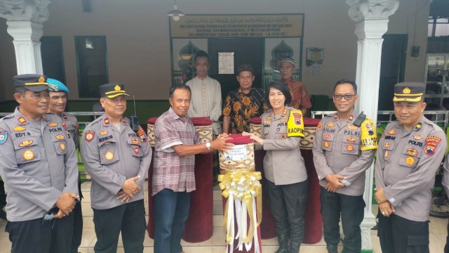 Seorang Polwan Berpangkat AKBP di Kota Magelang Donasikan Karpet Sajadah di Masjid dan Mushola