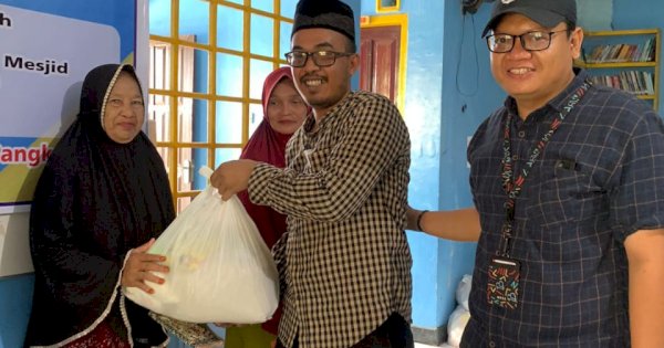 Kades Bontomanai Pangkep Salurkan Bantuan ke 100 Penerima Manfaat