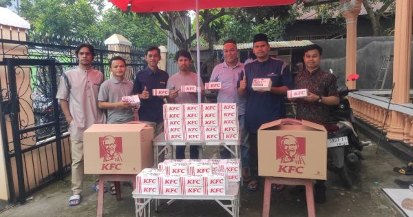 Kelompok Peduli Mawang Bagikan Ratusan Paket Berbuka dan Parcel Lebaran