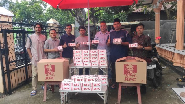 Kelompok Peduli Mawang Bagikan Ratusan Paket Berbuka dan Parcel Lebaran