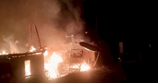 Kebakaran Hebat di Desa Orobua Malam Ini, Pemadam Terlambat?