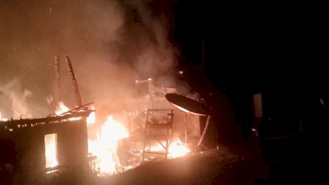 Kebakaran hebat di Desa Orobua, Mamasa, Selasa (18/4) malam. (FOTO: JUPRAN/HN)
