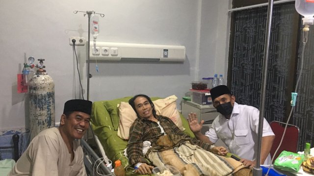 Legislator DPRD Sulsel, Rahman Pina (kiri) bersama Mantan Pangdam menjenguk Arqam Azikin di RS Pelamonia, Rabu (19/4) malam. 