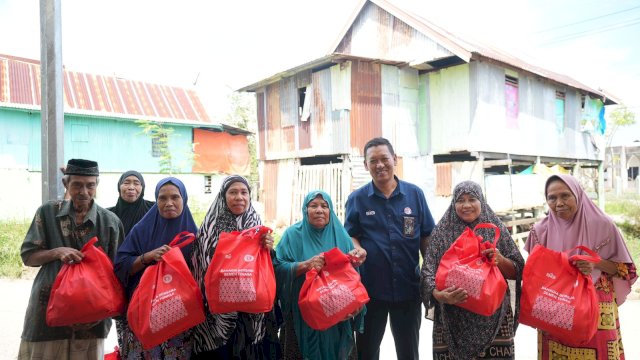 Semen Tonasa Tebar 6.200 Paket Sembako ke Masyarakat Pangkep