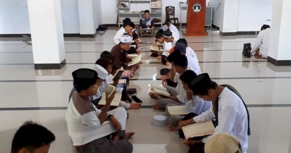 Capai Target Khatam, Santri/Santriwati Yayasan Darul Hijrah Maros Diberi Hadiah