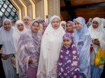 Salat Ied di Masjid At-Taufiq, Puan Maharani Ajak Masyarakat Lebaran dengan Hati Gembira