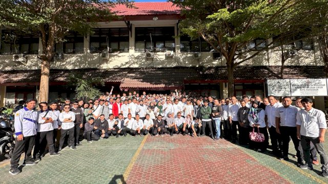 Foto bersama jajaran Dinas PU Makassar, Rabu (26/4). 