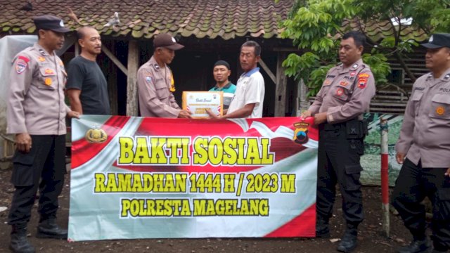 Sabtu Sore, Distrik Polsek Muntilan&nbsp; Sinergi Bagi Sembako di Dusun Kutan