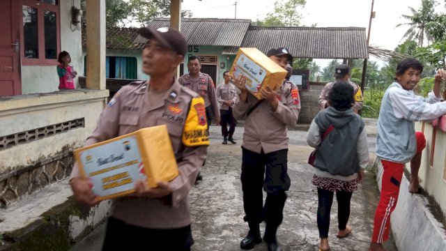 Sabtu Sore, Distrik Polsek Muntilan Jajaran Polresta Magelang Sinergi Bagi Sembako di Dusun Kutan