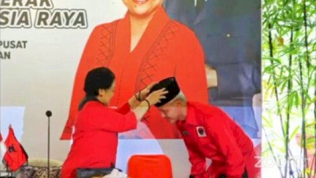 Momen Ketua Umum PDIP Megawati Soekarnoputri memasangkan kopiah di kepala Ganjar Pranowo usai mengumumkan Ganjar Pranowo sebagai Capres 2024. Foto: tangkap layar YouTube PDIP 