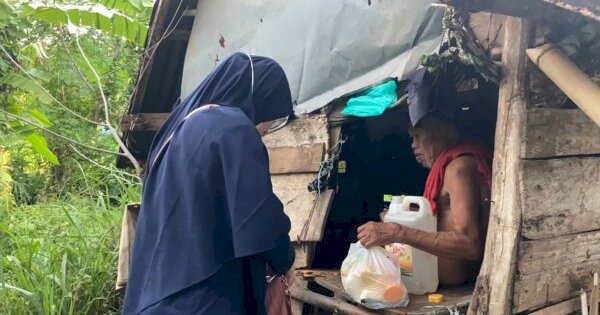 IGD RSUD Anwar Makkatutu Bantaeng Bagi Sembako Untuk Warga Kurang Mampu