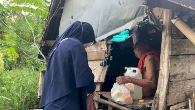 Staff IGD RSUD Anwar Makkatutu Bantaeng bagikan paket sembako ke Warga Parang Labbua Desa Bonto Salluang Kecamatan Bissappu. Foto: Istimewa 