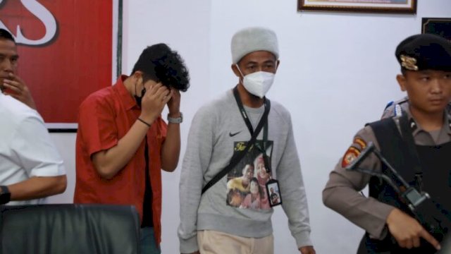 Aditya Hasibuan (baju merah) saat di hadirkan dalam konferensi pers Polda Sumut terkait penganiayaan mahasiswa. Foto: Istimewa 