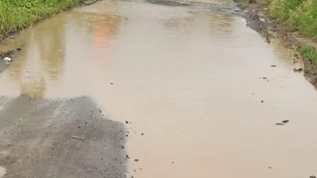 Kondisi jalan rusak penghubung 4 wilayah. Foto: Aswin Rasyid