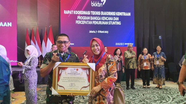 Kepala Perwakilan BKKBN Provinsi Sulawesi Selatan, Dra. Hj. Andi Ritamariani, M.Pd (kanan).