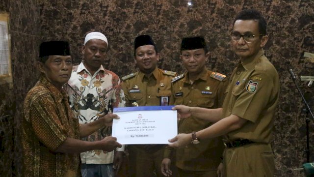 Serahkan Hibah Pemkot ke Masjid Nurul Ikhlas, Camat Tallo Harap Kemakmuran Masjid