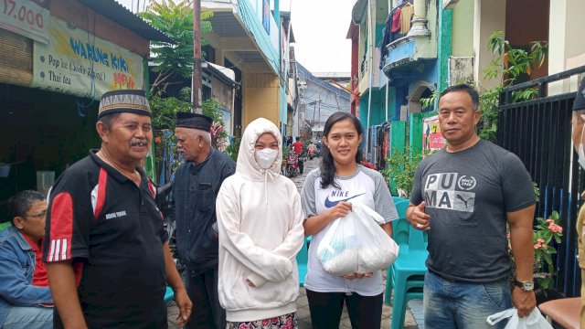 Perumda Parkir Makassar Raya Berbagi ke Warga Lorong di Bulan Suci