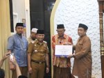 Safari Ramadhan, Camat Tallo Bareng Sekdis PU Serahkan Hibah di Masjid Ini