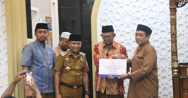 Safari Ramadhan, Camat Tallo Bareng Sekdis PU Serahkan Hibah di Masjid Ini