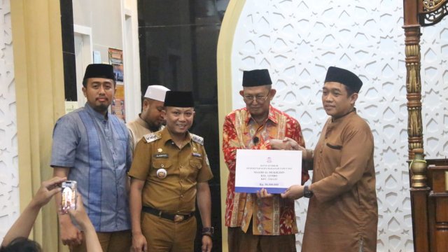 Safari Ramadhan, Camat Tallo Bareng Sekdis PU Serahkan Hibah di Masjid Ini
